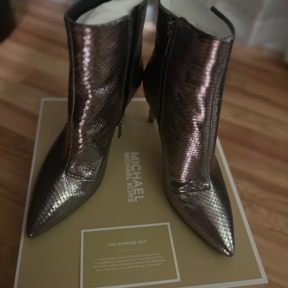 Iridescent BEAUTY - Picture 10 of 16